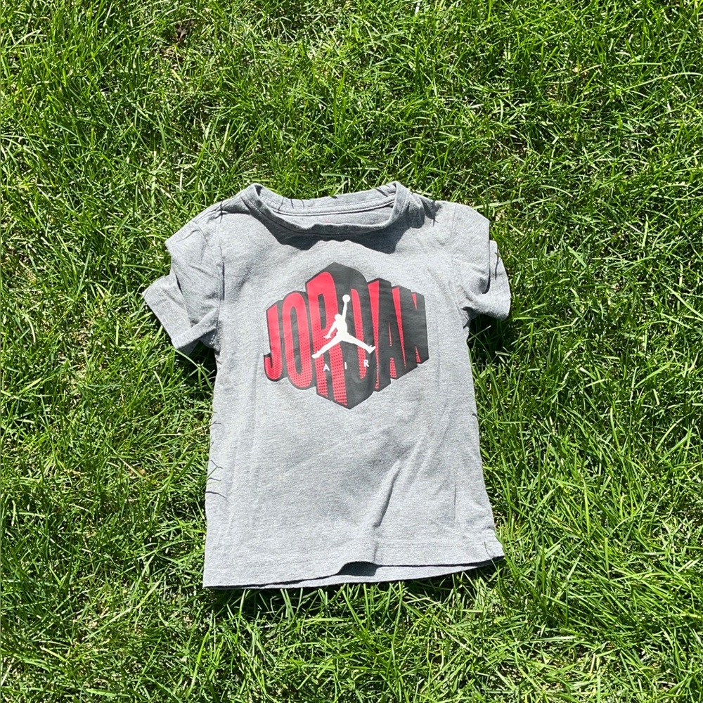 Jordan Kids Tee in Gray with Red Graphic